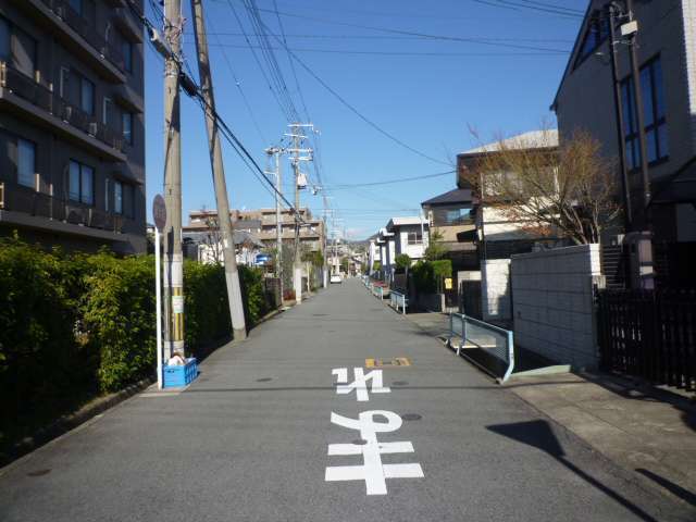 やや入り組んだ印象の街並みで、一部道幅の狭い場所もありますが、車の通りが少なく、静かで落ち着いた住環境が魅力。