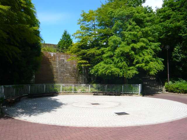 阪急「夙川」駅の東側、阪急神戸線の線路沿いにある木々の茂る緑豊かな公園です。公園の中には万葉植物72種が植えられた『万葉植物苑』があります。万葉集の歌になぞらえて紹介された花々のプレートは大変趣深く、散策にぴったり。池や滝もあり、水音を聞きながら森林浴を楽しめます。子供たちが喜ぶ遊具や石のすべり台もあり、遊びついでに花の名前を学ぶ…なんて良さそうですね。(2018.06.15時点)