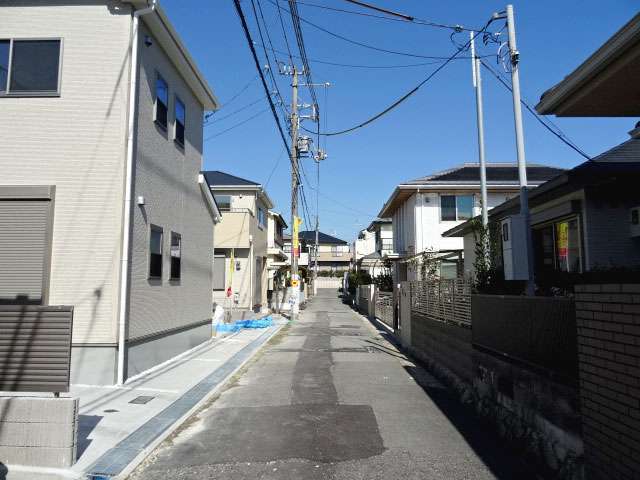 道幅がやや狭いところもありますが、車通りの少ない閑静な住環境です。