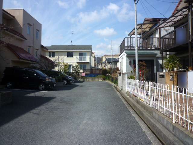 道幅は狭く入り組んでいますが、のどかな雰囲気の街並み。