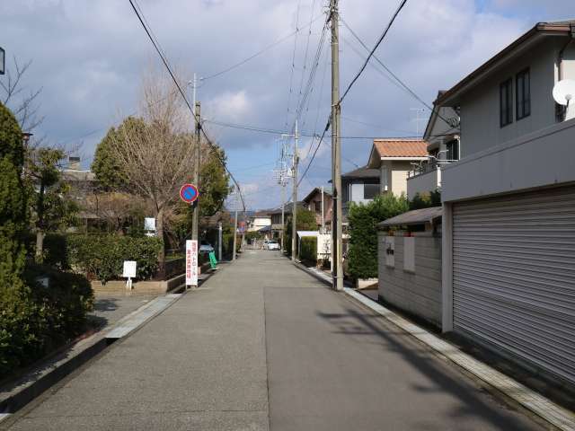 第1種低層住居専用地域に指定され、一戸建てが多く立ち並んでいます。