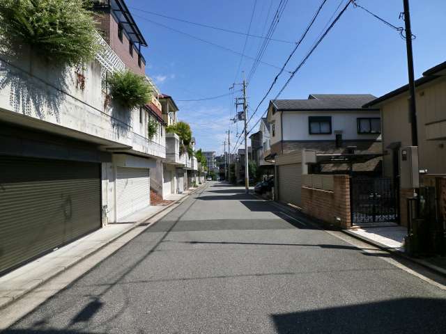 敷地の広い一戸建てが立ち並んでいます。