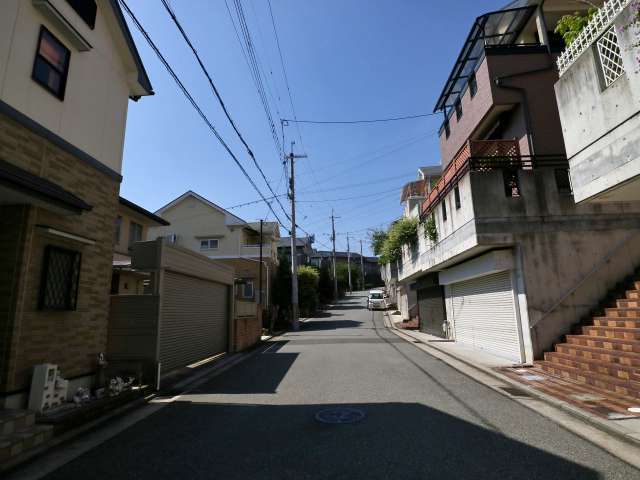 高台のため、坂道があります。