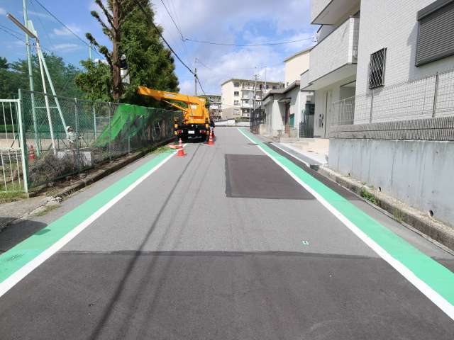 ゆるやかな南斜面地にマンションや一戸建ての他、市営住宅が並ぶ静かな街並みです。