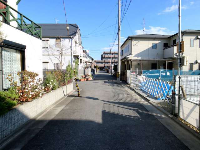 地勢は平坦で、戸建てやマンションなどが立ち並んでいます。