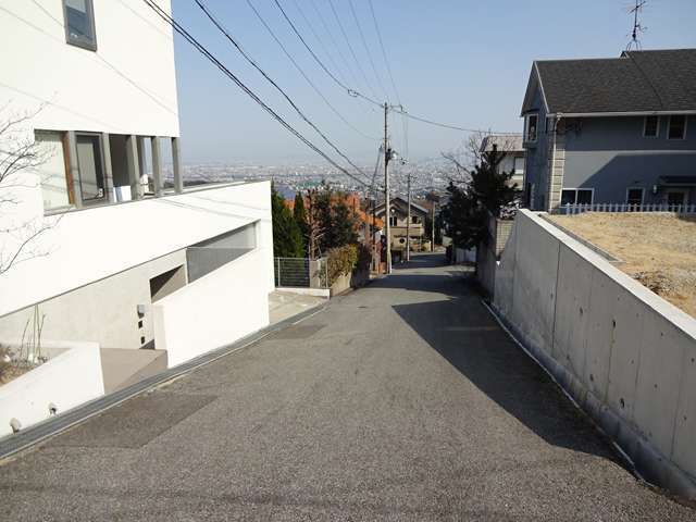 駅からは勾配の急な坂道が続くため、車がないと不便です。