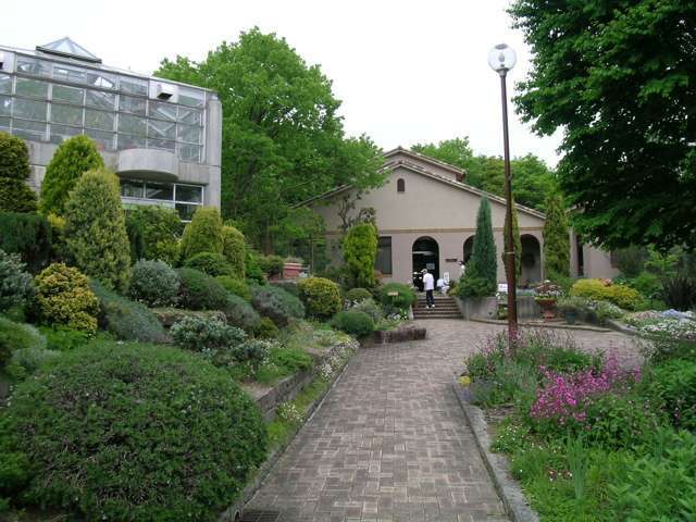 町から少し東にいったところにある、『北山緑化植物園』。季節の花々の花壇や、薬草園、温室など、多種多様な植物が栽培されています。