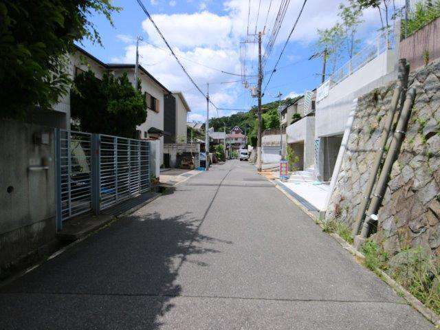 敷地の大きな邸宅が立ち並んでいます。