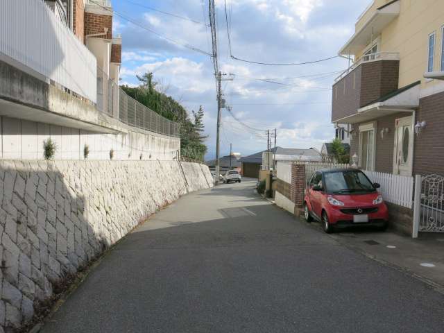 第1種低層住居専用地域内に位置しており、敷地の広い一戸建てが立ち並んでいます。