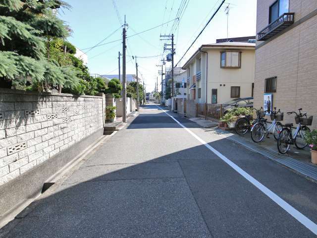 一戸建てとマンションが混在する住宅地です。