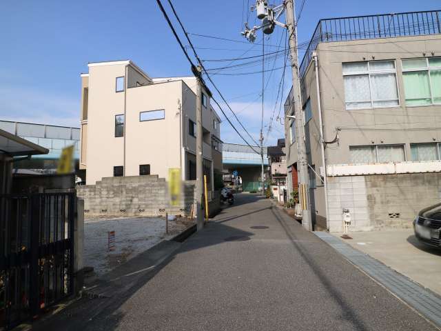 一戸建てや小規模のアパートが並ぶ住宅地。