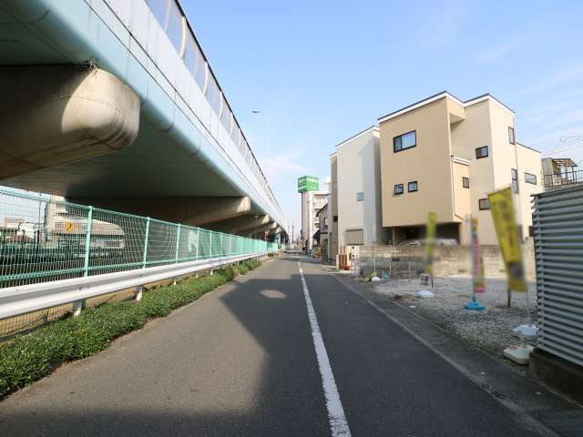 区画が整っており、敷地の大きな邸宅も多く、閑静な街並みが魅力です。