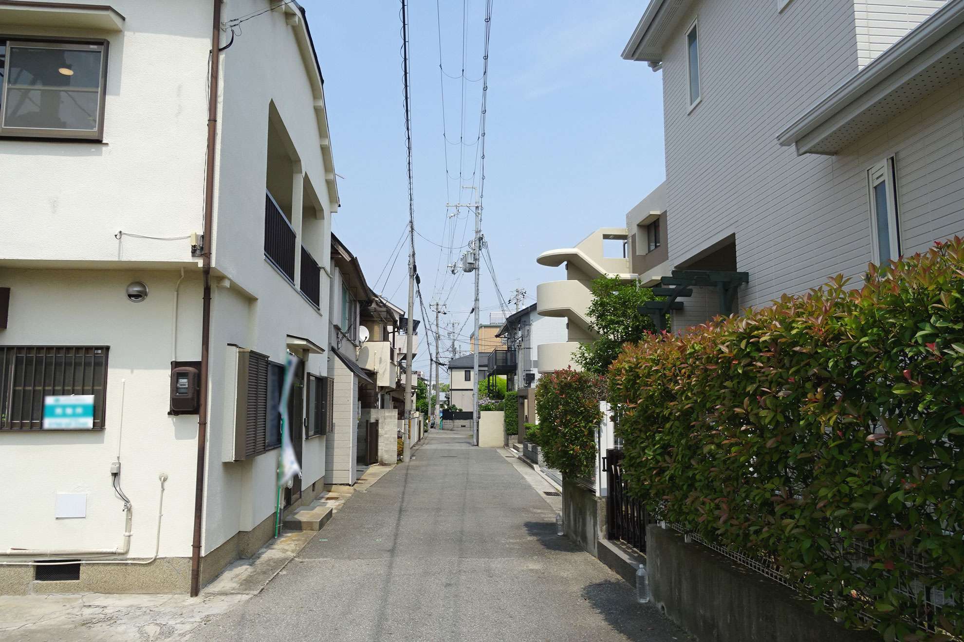 道幅が狭く、入り組んでいるところもありますが、国道2号線沿いには店舗が並ぶ、便利な立地です。