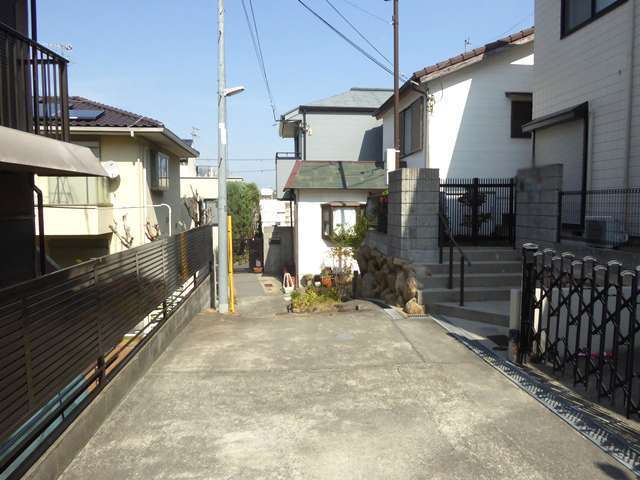 また駅から近い距離にありながら木々が多く、道幅はやや狭く入り組んでいますが、緑豊かな印象の街並みです。