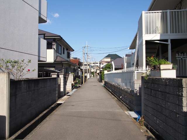 一戸建てやマンション、アパートなどが混在しています。