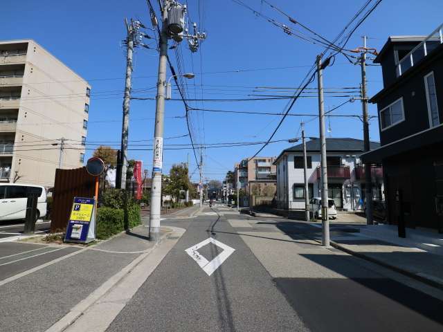 区画の整った街並みで、一戸建てやマンションなどが立ち並んでいます。