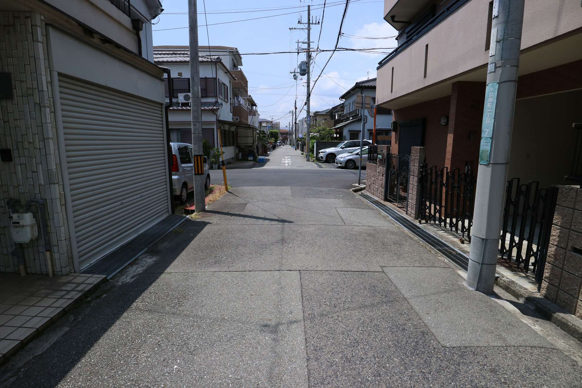 一戸建てやアパートなどの低層の建物が中心に立ち並び、日当たりの良い住環境。