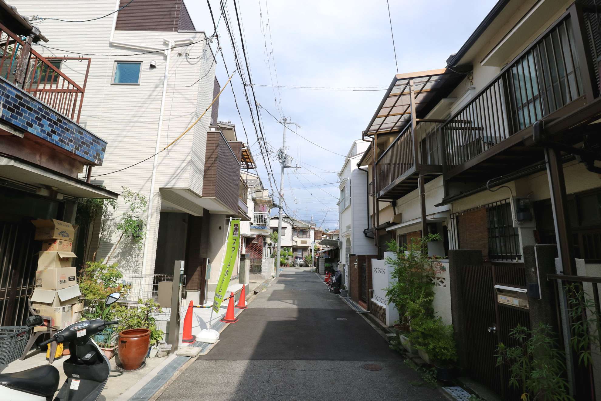 道幅は狭いですが、区画の整った街並みです。