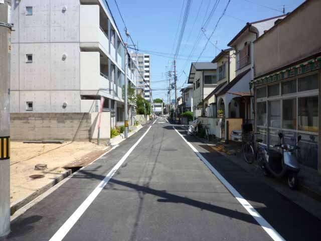 一戸建てやマンションの他、事務所、店舗などが混在しています。