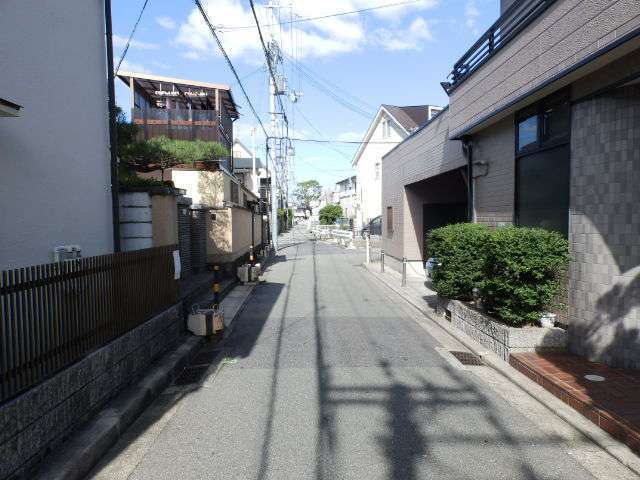 一戸建てや低層のマンションなど混在する静かな町。