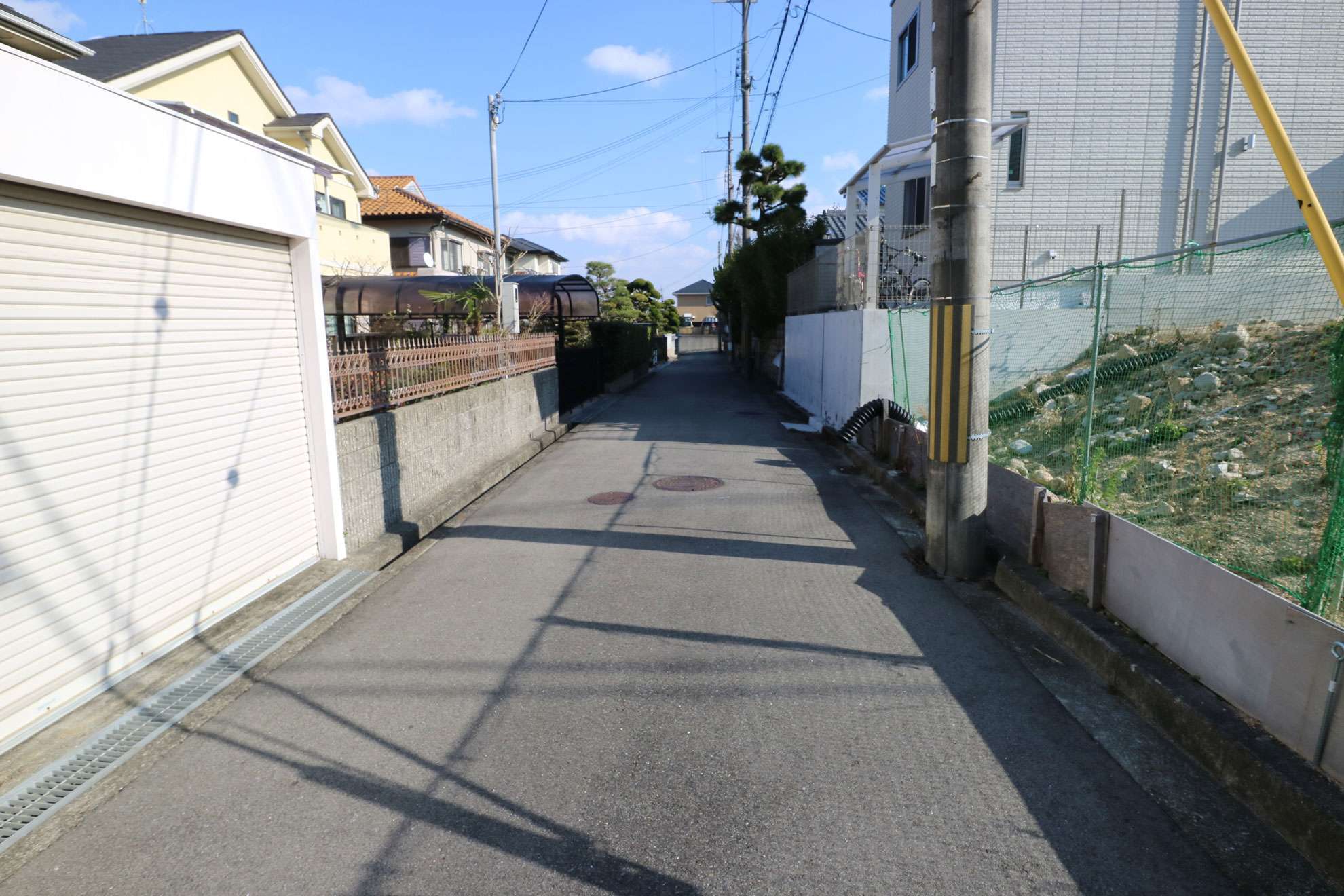 道幅は狭いところもありますが、比較的区画の整ったすっきりとした住宅地です。