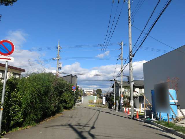 高台のため、駅からの道のりは坂道(駅との高低差は約30m)