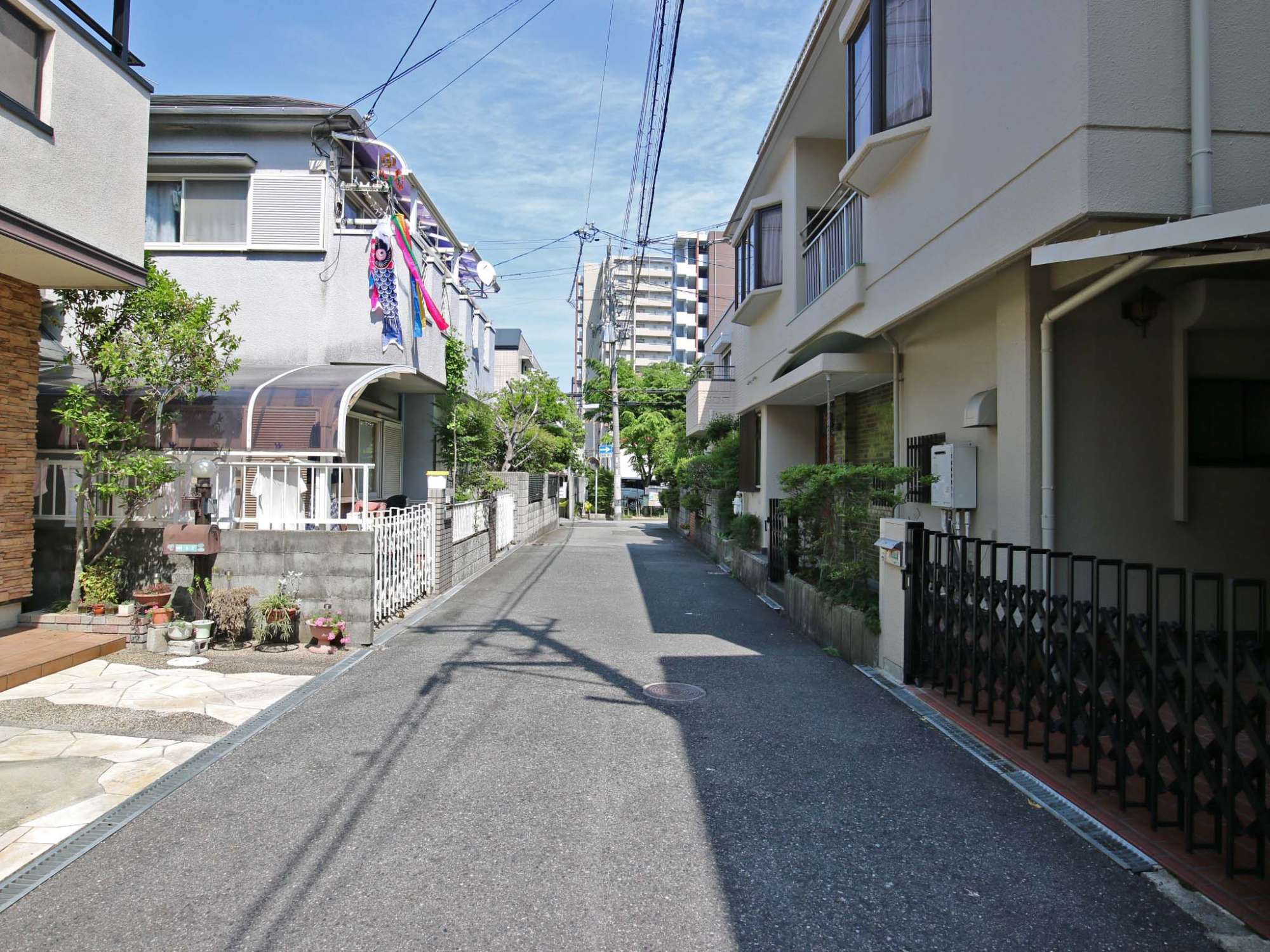 マンションや一戸建てが混在する住宅地。