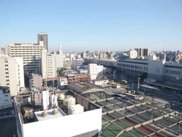 阪神「西宮」駅周辺。大型買物施設のほか、医療施設や公共施設も揃います。