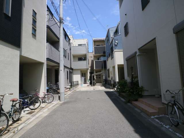 比較的新しい戸建てが立ち並んでいます。