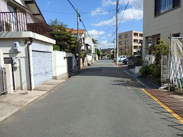 マンションと一戸建てが混在する住宅地。