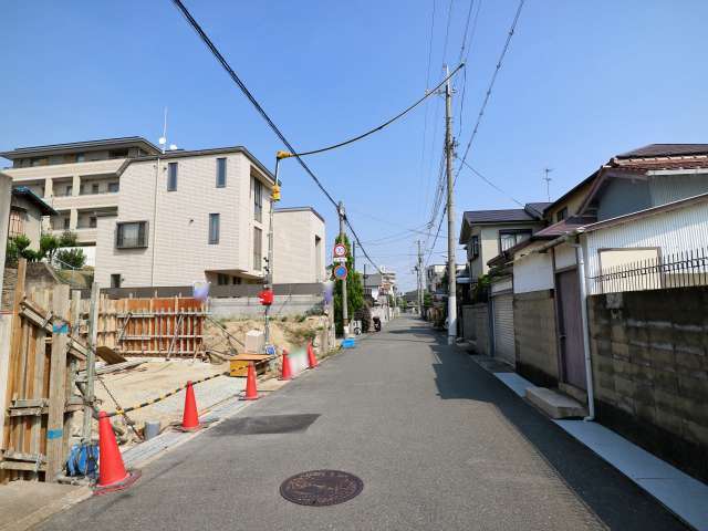 道幅が広く、区画の整った閑静な街並みを形成しています。