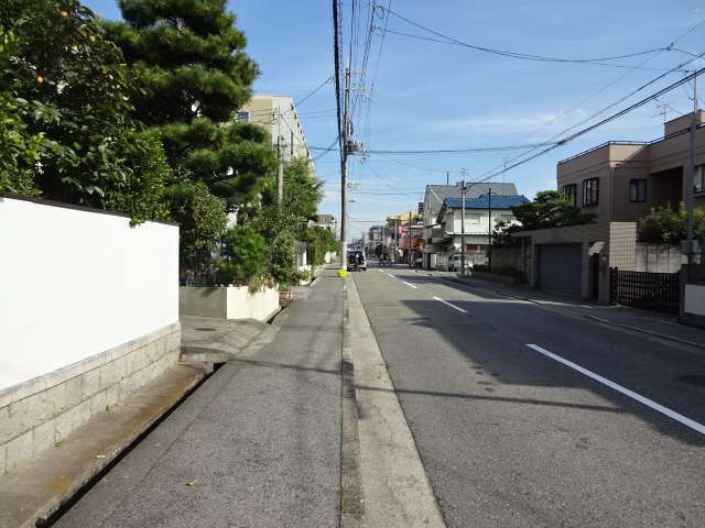 道幅は広くすっきりした印象で、落ち着いた雰囲気の街並みです。