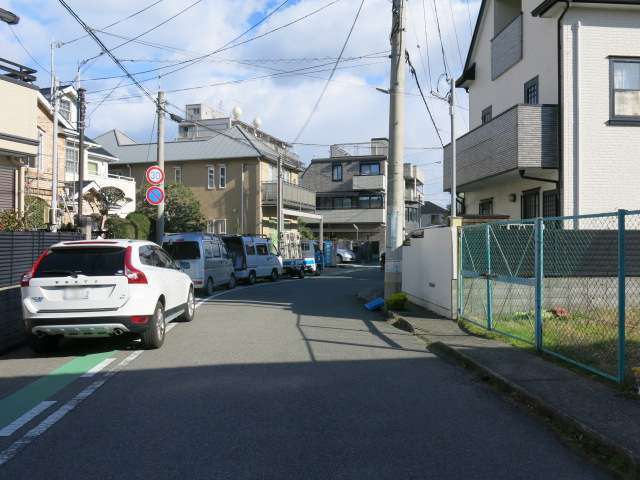 中高層系の用途地域に指定され、一戸建てやマンションなどの住宅が立ち並んでいます。