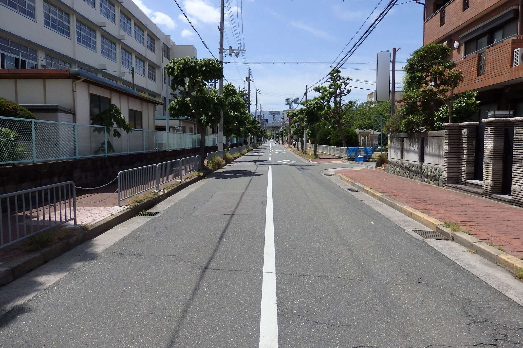 道幅が広く、区画の整った閑静な街並みです。