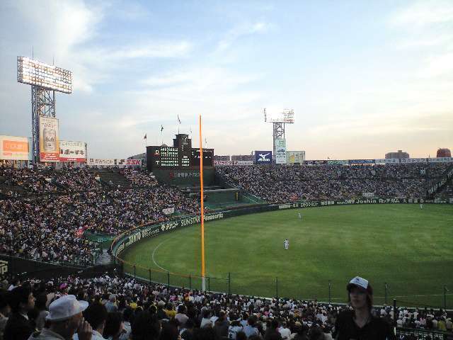 『阪神甲子園球場』はプロの応援も高校野球もアメフトも、何でも熱気に包まれる不思議な空間!