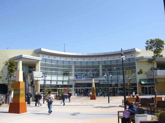 「ららぽーと甲子園』は、「イトーヨーカドー」を中心とする大型ショッピングセンター。隣接する『キッザニア甲子園』ではお子様が仕事体験できます。