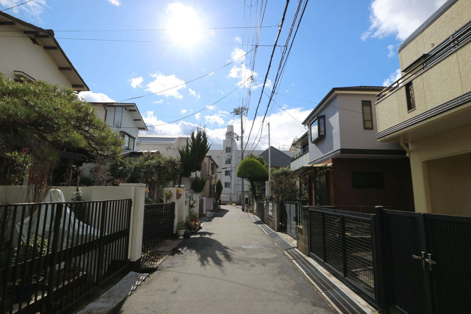 町の全域が第1種中高層住居専用地域に指定され、最低敷地面積は原則90㎡。
