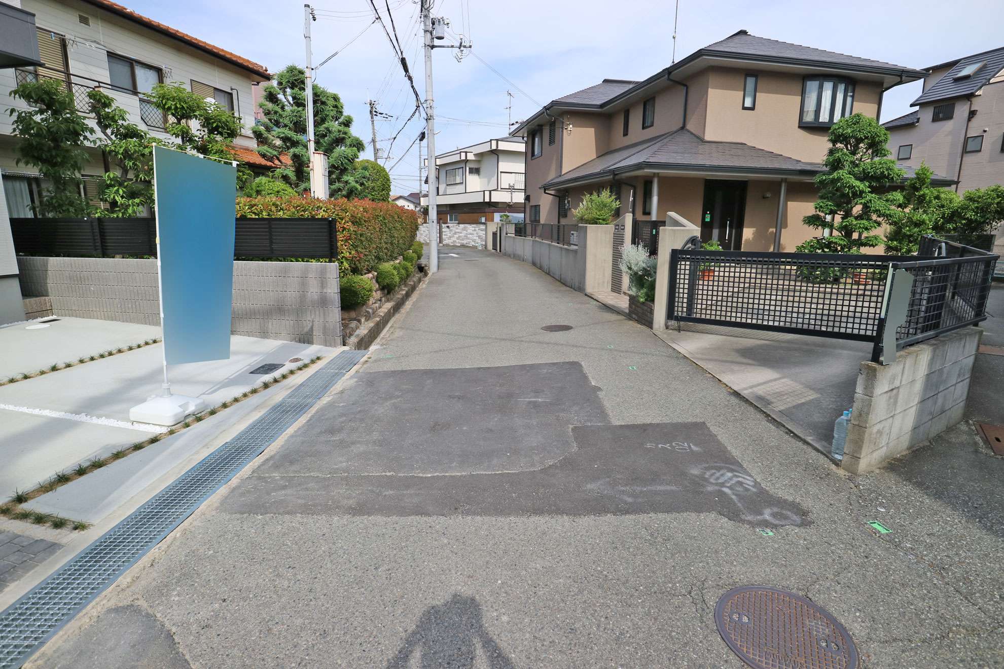 駅からの道のりはやや坂道。