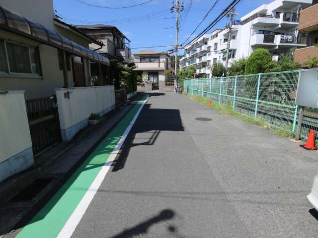 マンションや一戸建てが混在しています。