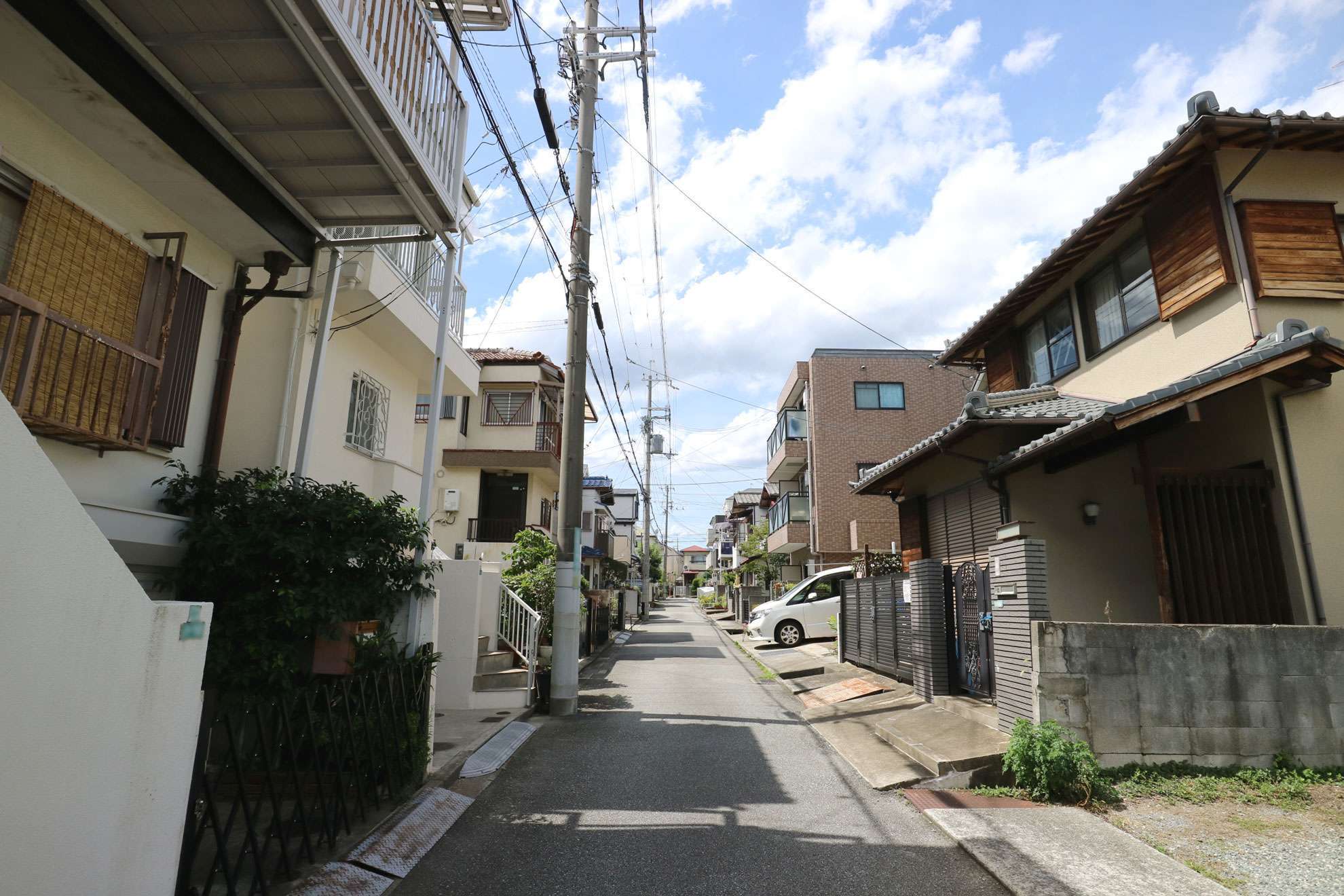 今津線沿いにはマンションや社宅などが多く立ち並んでますが、線路から離れるにつれ、一戸建て中心の住宅エリアが広がっています。