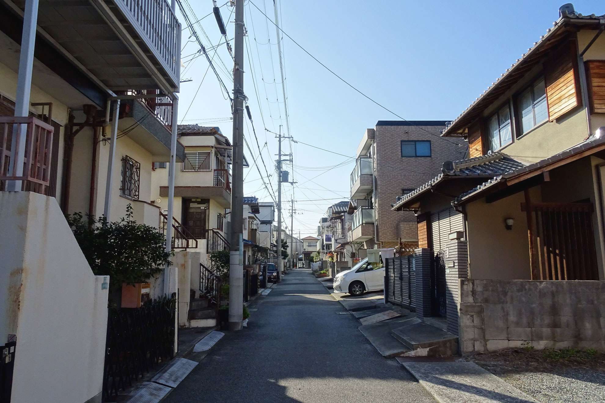 道幅はやや狭めですが、比較的区画の整った街並みです。