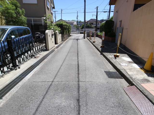 駅から川沿いの道はゆるやかな傾斜ですが、街中には坂道があります。