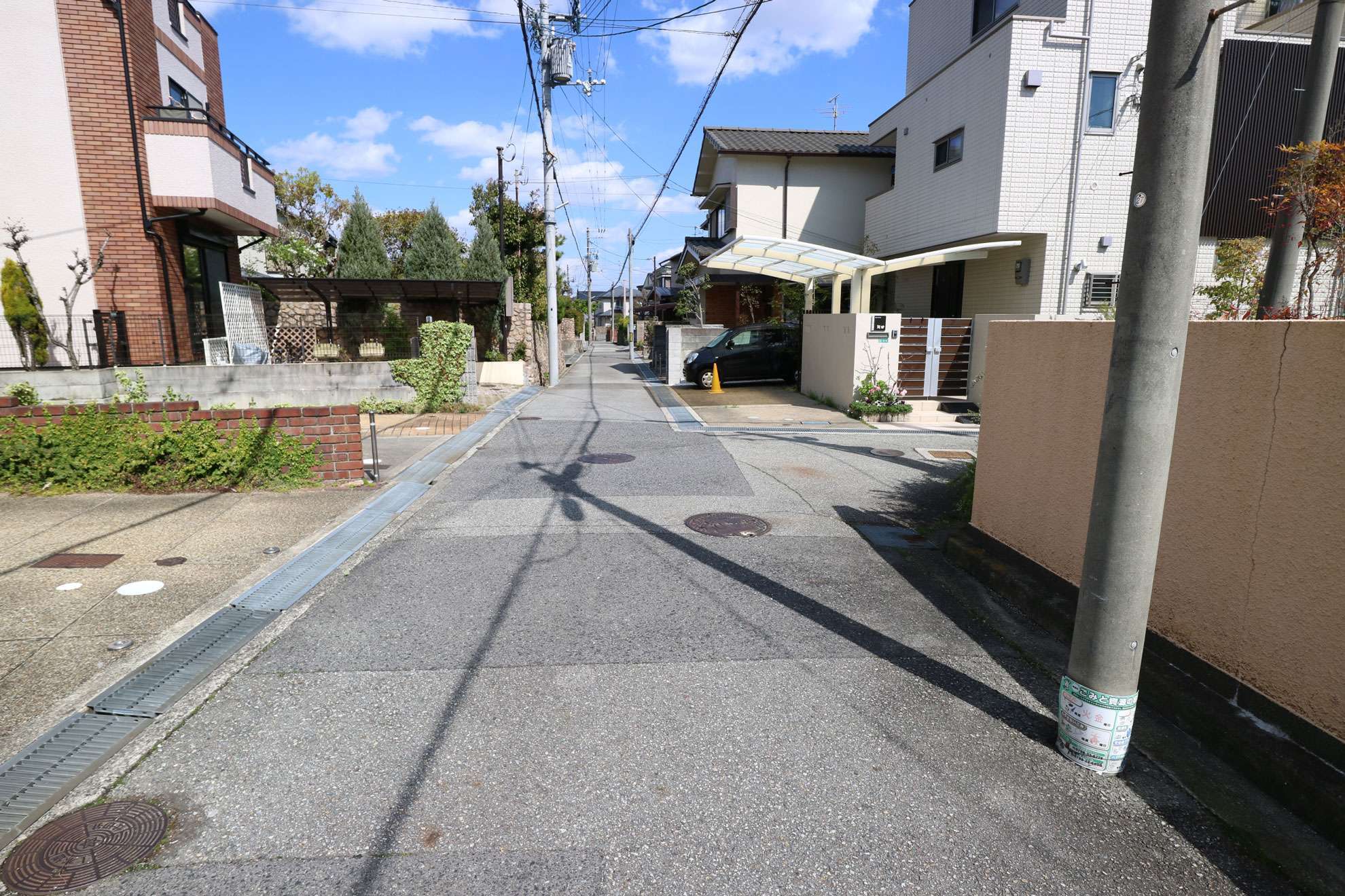道幅は狭めですが、一戸建てが中心に並ぶ閑静な街並みが魅力です。