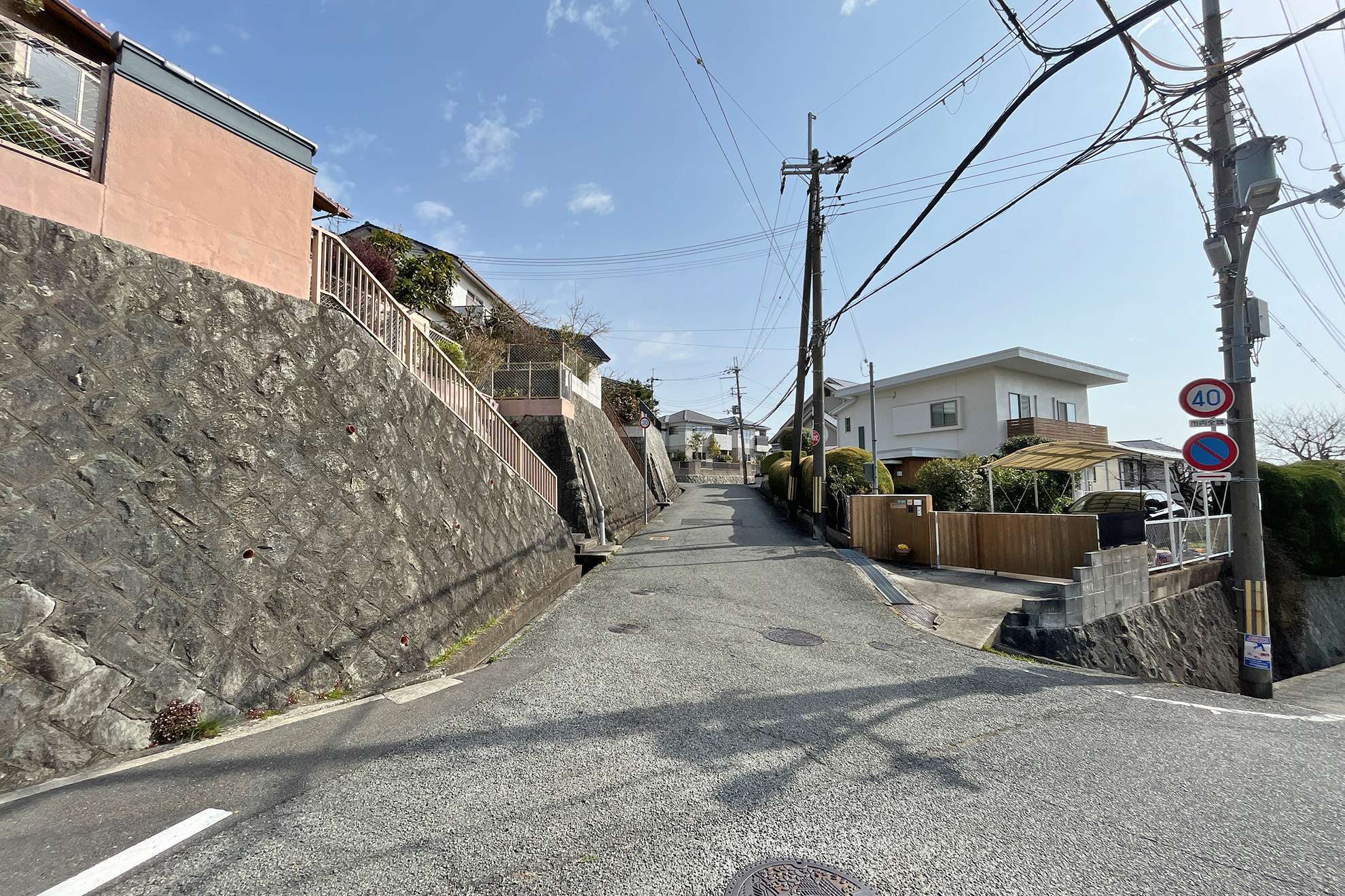 坂道が多いですが、マンションなどの高層の建物が少なく、日当たりの良い明るい街並み。