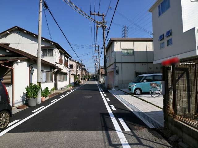 道幅は一部狭いところもありますが、地勢は平坦で、近隣に教育施設や買物施設が揃う、暮らしやすいエリアです。