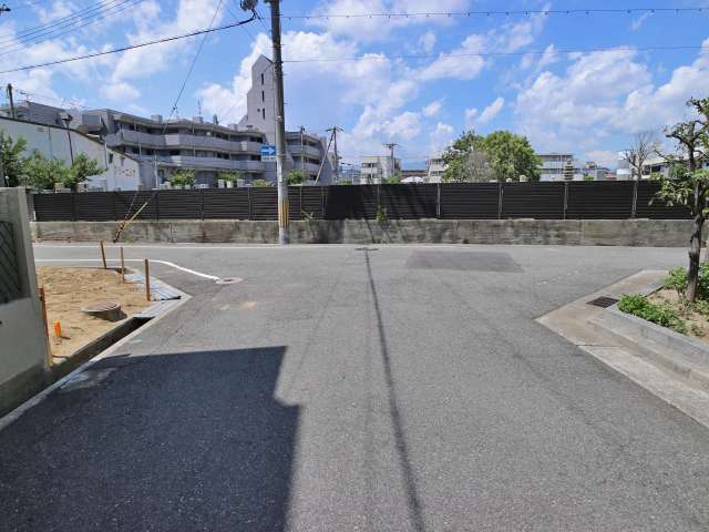 一戸建てとマンションが混在する住宅地。