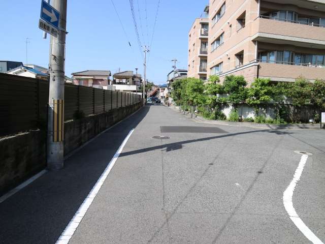 周辺は一部道幅が狭い場所もありますが、地勢は平坦です。