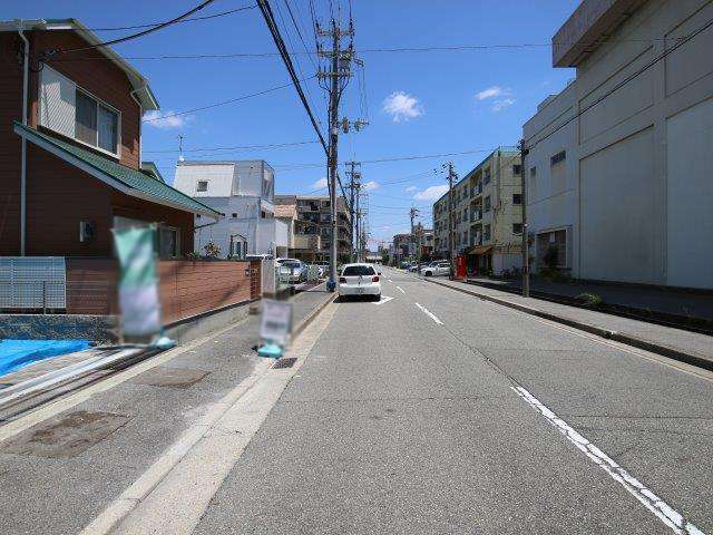 道路幅や敷地区画が全体的に広くいのが特徴で、一戸建てやマンション、ハイツなどが混在し、ところどころ田畑が残っています。