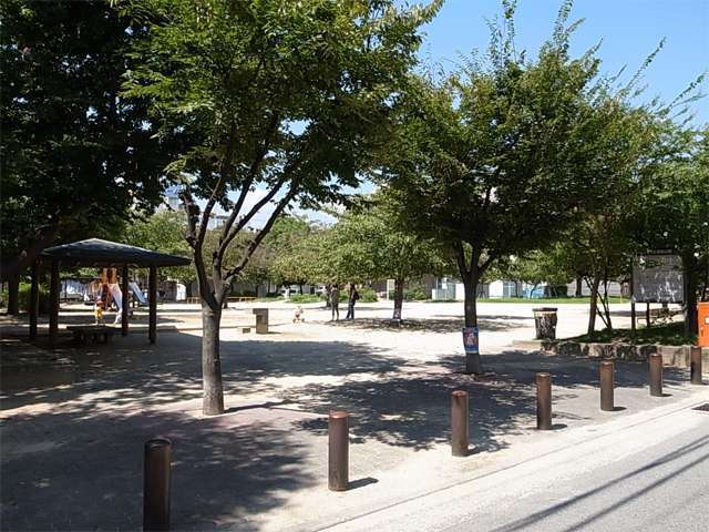 町から少し南にいったところにある、『老松公園』。中央に広場があり、砂場や滑り台などの遊具が充実していおり、子供の遊び場にピッタリ。