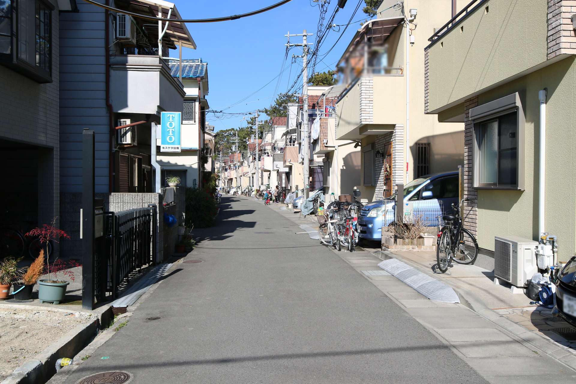 一戸建てが中心に建ち並び、道幅は狭め。